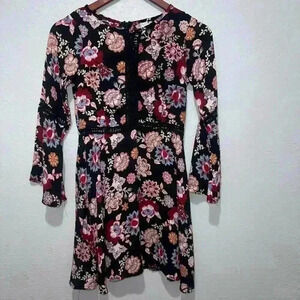Beautiful floral dress for juniors, woman. Size small. With bell sleeves!